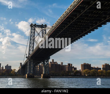 Die Williamsburg Hängebrücke über den East River erschossen von unten, New York Stockfoto