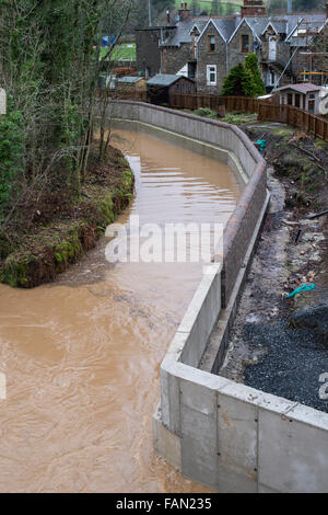 Flut Verteidigungsanlagen entlang der Ettrick Wasser, einem Nebenfluss des Flusses Tweed in Selkirk, Schottland Stockfoto