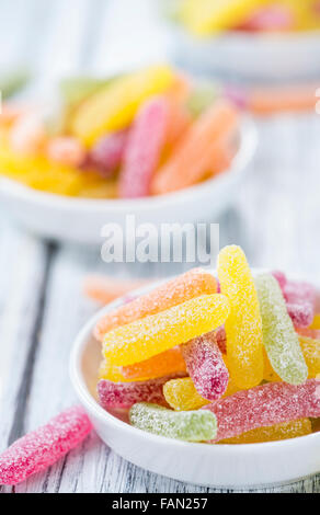 Bunte süß-saure Gummibärchen Candy (Nahaufnahme) auf hellen Holz Hintergrund (Tiefenschärfe) Stockfoto