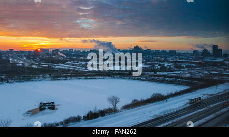 Früh am Morgen, die goldene Sonne geht über Ottawa und Gatineau. Stockfoto