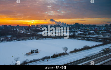 Früh am Morgen, die goldene Sonne geht über Ottawa und Gatineau. Stockfoto