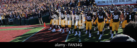 Iowa, USA. 1. Januar 2016. Iowa Hawkeyes machen ihren Weg auf das Spielfeld in der Rose Bowl in Pasadena, Kalifornien Freitag, 1. Januar 2016 Credit: Quad City Times / ZUMA Draht/Alamy Live News Stockfoto