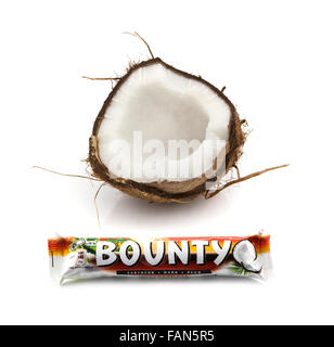 Bounty Schokolade Kokosnuss-Bar mit einer halben Kokosnuss auf weißem Hintergrund Stockfoto