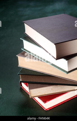 Stapel Bücher auf grünem Hintergrund Stockfoto