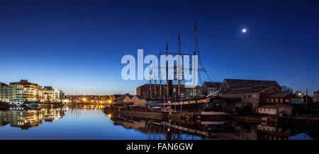 Brunels SS Great Britain bei Nacht zeigt die Uferpromenade Bristol Stockfoto