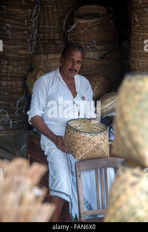 VARKALA, Indien - 18. Oktober 2015: Unidentified Bambus Korbmacher in Varkala, Indien. Bambus - basierten Industrien in Indien provid Stockfoto