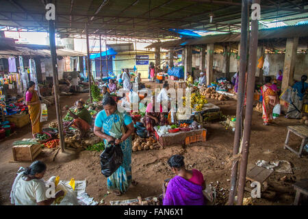 VARKALA, Indien - 18. Oktober 2015: Unbekannte Personen auf dem Markt kaufen und verkaufen Landwirtschaften Produkten. Kerala produziert Stockfoto