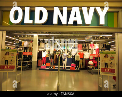 ALBERTA, Kanada - 23. September 2014: Old Navy Bekleidungsgeschäft in Alberta, Kanada. Old Navy ist eine beliebte Kleidung und Accessoires Stockfoto