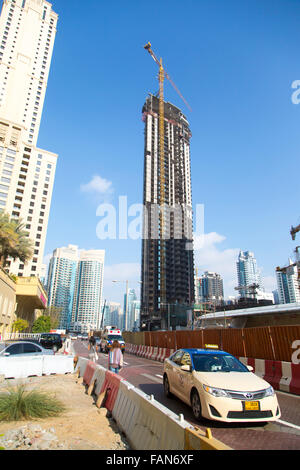 DUBAI, Vereinigte Arabische Emirate - 16. Januar 2014: Blick auf moderne Wolkenkratzer in Dubai Marina in Dubai, VAE. Wenn die gesamte Entwicklung abgeschlossen ist Stockfoto