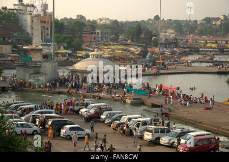 Geparkte Fahrzeuge am Panchvati Ghat am Ufer der Godavari-Flusses, Nashik, Maharashtra, Indien Stockfoto