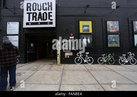 Rough Trade NYC, 64 N 9. St, Brooklyn, New York. NYC-Schaufensterfoto eines Plattenladens und einer Musikanlage im Viertel Williamsburg. Stockfoto