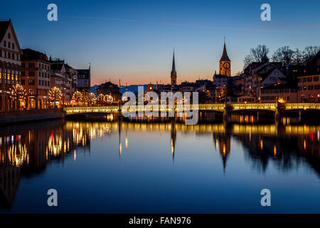 Altstadt von Zürich in der Nacht am Fluss Limmat, Schweiz widerspiegelt. Stockfoto