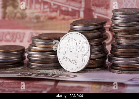 Münze Rubel auf dem Hintergrund der Banknoten und Geld-stacks Stockfoto