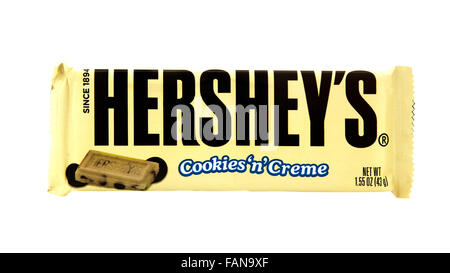 Bar von Hersheys Cookies ' n ' Creme Schokolade auf einem weißen Hintergrund Stockfoto