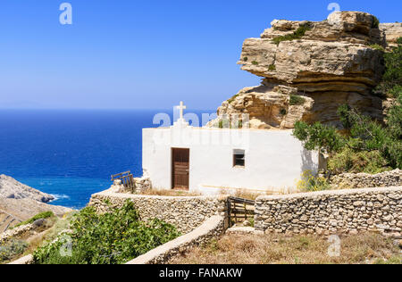 Kleine weiße Heiligen Vasilios Kirche am Stadtrand von Chora Insel Folegandros, Griechenland Stockfoto