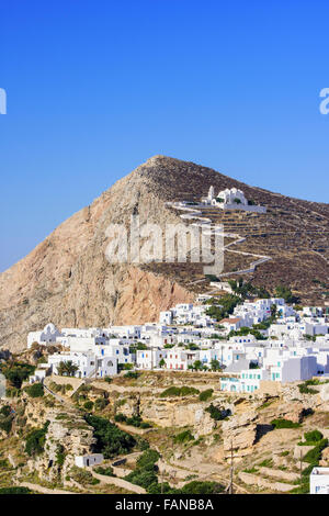 Zick-Zack-Weg führt zur Kirche Panagia oberhalb der weiß getünchten Klippe Chora, Folegandros, Kykladen, Griechenland Stockfoto