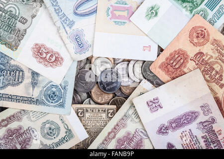 moderne Münze Rubel, umgeben von alten Banknoten der UdSSR Stockfoto