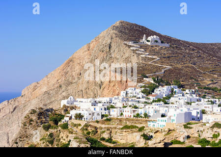 Zick-Zack-Weg führt zur Kirche Panagia oberhalb der weiß getünchten Klippe Chora, Folegandros, Kykladen, Griechenland Stockfoto