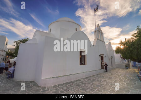 Sonnenuntergang über der Kirche von St. Nikolaos in der weiß getünchten Chora Folegandros, Kykladen, Griechenland Stockfoto