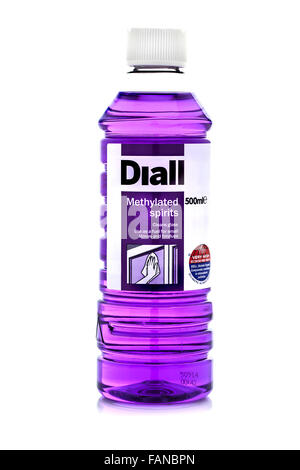 500ml Flasche Daill Brennspiritus auf weißem Hintergrund Stockfoto