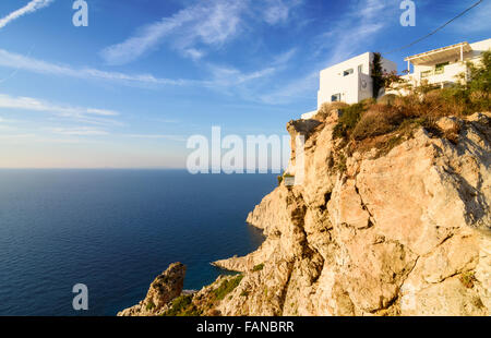 Späten Nachmittag Sonne auf einer Klippe weiß getünchte Hotel in Chora, Folegandros, Kykladen, Griechenland Stockfoto