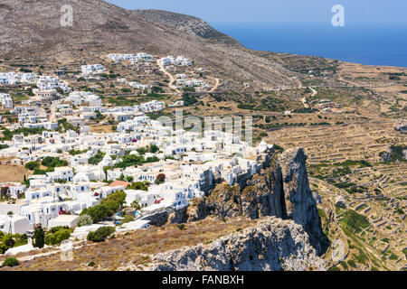 Klippe weiß getünchten Gebäuden in Chora, Folegandros, Kykladen, Griechenland Stockfoto