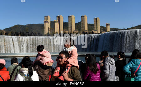 Kunming, China Yunnan Provinz. 2. Januar 2016. Touristen besuchen Sie einen Wasserfall-Park in Kunming, Hauptstadt der südwestlichen chinesischen Provinz Yunnan, 2. Januar 2016. Der Park mit einer 400 Meter breiten künstlichen Wasserfall war fertig und für die Öffentlichkeit kostenlos in Kunming vor kurzem eröffnet. Der Wasserfall ist Teil des Projekts, die Umleitung von Wasser aus dem Niulan-Fluss in Dianchi-See. Bildnachweis: Lin Yiguang/Xinhua/Alamy Live-Nachrichten Stockfoto