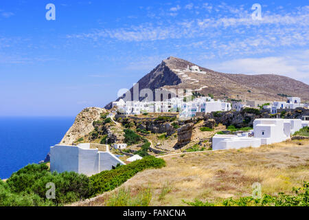 Panoramablick von der Klippe weiß getünchten Gebäuden in Chora, Folegandros, Kykladen, Griechenland Stockfoto