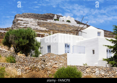 Windmühle und Haus unterhalb der Zick-Zack-Weg zur Kirche Panagia über der Chora, Folegandros, Kykladen, Griechenland Stockfoto