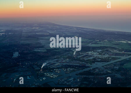 Amsterdam (Noord-Holland, Niederlande) bei Sonnenaufgang Luftbild aus Jet Flugzeug Flugzeuge Bullauge Stockfoto