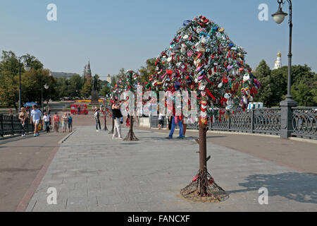 "Glück Bäume", voller Vorhängeschlösser auf Luschkow Brücke, Moskau, Russland. Stockfoto