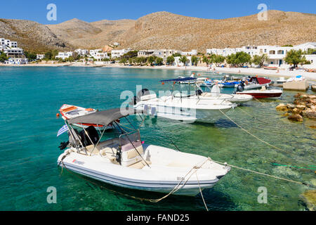 Das Dorf am Meer von Karavostasis und Chochlidia Strand, Folegandros, Kykladen, Griechenland Stockfoto