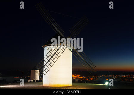 Gruppe von Windmühlen in Field in Nacht. La Mancha, Spanien Stockfoto