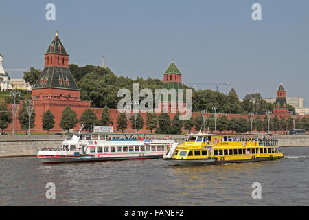 Ausflugsboote auf der Moskwa übergibt die Mauern des Kreml in Moskau, Russland. Stockfoto