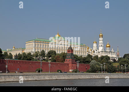 Die Grand Kremlin Palace und die goldenen Kuppeln der Kirchen im Kreml, Moskau, Russland. Stockfoto