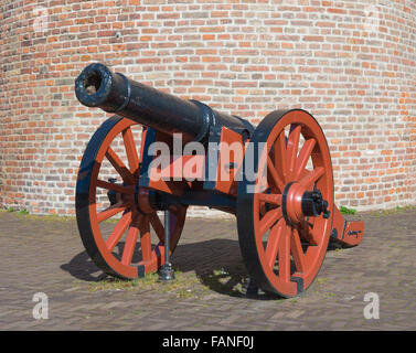 Nahaufnahme von einer alten mittelalterlichen Kanone in Zwolle, Niederlande Stockfoto