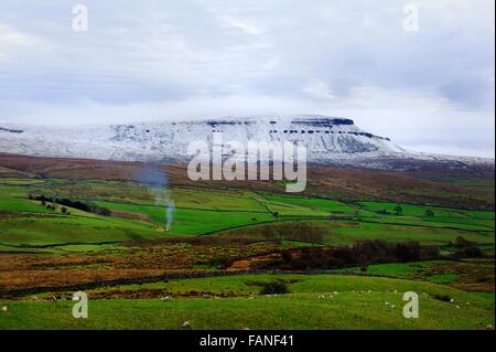 Winter-Lagerfeuer unter dem Schnee bedeckt Pen-y-Gent Stockfoto