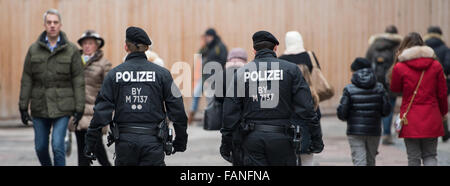 München, Deutschland. 1. Januar 2016. Mitglieder der deutschen Polizei Fuß durch die Innenstadt von München, 1. Januar 2016. Polizei in München hatte zwei Bahnhöfe gelöscht - einschließlich der central Station am 31. Dezembernacht inmitten Silvester feiern, unter Berufung auf eine "konkrete" Terrorgefahr mit islamistischen Hintergrund. Behörden sind jetzt noch die Jagd für islamistische Extremisten. Foto: SVEN HOPPE/Dpa/Alamy Live News Stockfoto