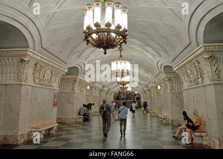 Das reich verzierte weiße Porzellan Zusammentreffen zwischen den Plattformen in den Prospekt Mira Station auf die Moskauer Metro, Moskau, Russland. Stockfoto