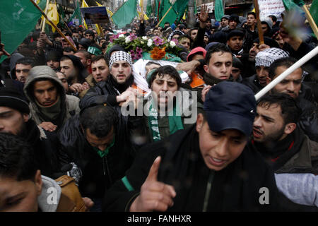 Hebron, Westjordanland, Palästinensische Gebiete. 2. Januar 2016. Trauernde tragen Körpern der Palästinenser, die angeblich Anschläge gegen Israelis, während ihre Beerdigung in der Westbank-Stadt Hebron 2. Januar 2016 durchgeführt. Palästinenser erhielt am Freitag 23 Einrichtungen des mutmaßlichen Angreifer aus dem Westjordanland, nachdem sie, von Israel veröffentlicht wurden, palästinensische Beamte sagte Credit: Wisam Hashlamoun/APA Bilder/ZUMA Draht/Alamy Live News Stockfoto