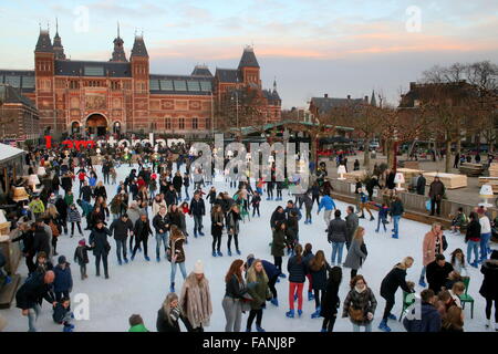 Viele Niederländer und Touristen Skaten auf der temporäre Eisbahn am Museumplein (Museumsplatz), Amsterdam, Niederlande Stockfoto