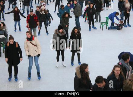 Große Schar von Menschen, die auf die temporäre Eisbahn am Museumplein (Museumsplatz) in der Nähe Rijksmuseum, Amsterdam, Niederlande Stockfoto