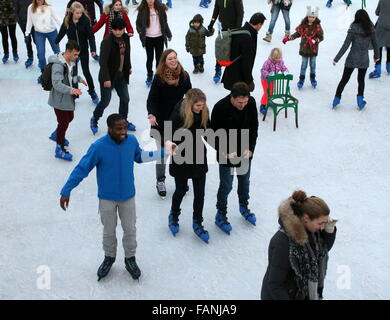 Verloren Leute Skaten auf der Eisbahn am Museumplein (Museumsplatz) in der Nähe Rijksmuseum, Amsterdam, Niederlande Stockfoto