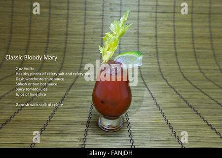 Bloody Mary oder blutige Caesar cocktail oder Glas Tomatensaft mit Limettenschnitz und Sellerie Stengel auf Bambusmatte. Stockfoto