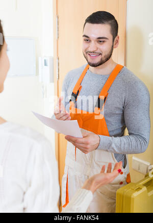 Hausfrau, Service-Arbeiter an der Tür zu Hause treffen Stockfoto