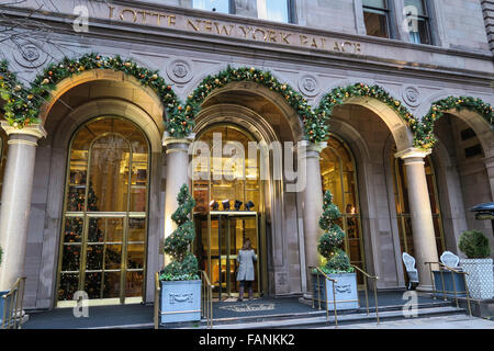Hofeinfahrt im Lotte New York Palace Hotel, Ferienzeit in New York City Stockfoto