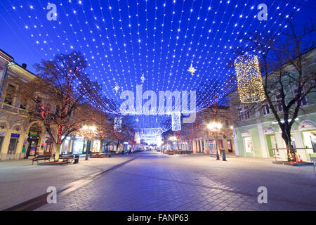 Weihnachtsbeleuchtung in Zmaj Jovina in Novi Sad Stockfoto