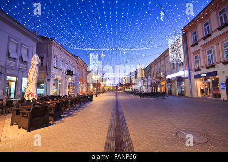 Weihnachtsbeleuchtung in Zmaj Jovina in Novi Sad Stockfoto