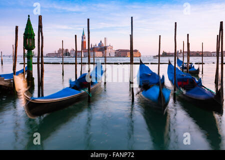 Gondeln in der Dämmerung bei San Marco mit San Giorgio Maggiore in der Ferne, Venedig, Italien gefesselt Stockfoto