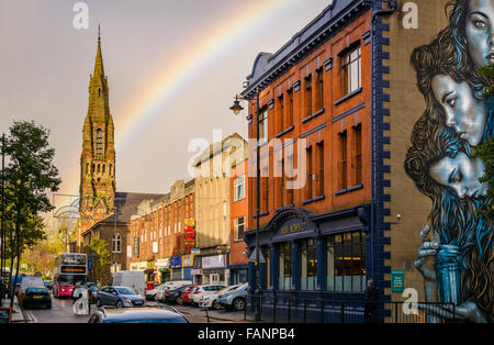 Ein Regenbogen an der Spitze der Donegall Street, Belfast nach Hause an die Irish News-Zentrale. Stockfoto